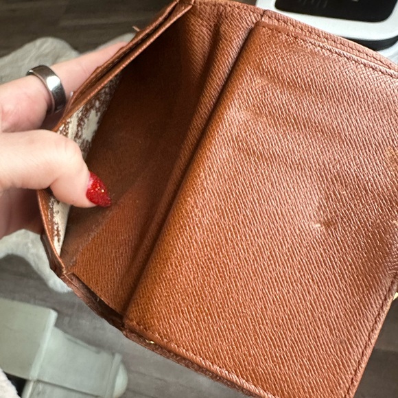 Louis Vuitton kiss lock wallet - Picture 9 of 14